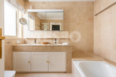 Luminoso ático situado en el exclusivo Bloque 10 del Puerto de Sotogrande en PRIMERA linea de playa.