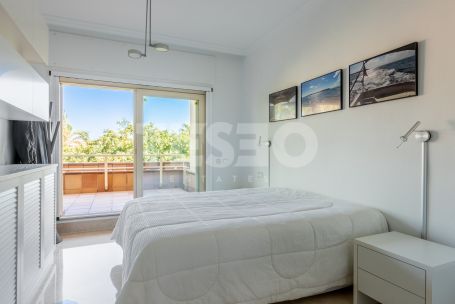 Luminoso ático situado en el exclusivo Bloque 10 del Puerto de Sotogrande en PRIMERA linea de playa.