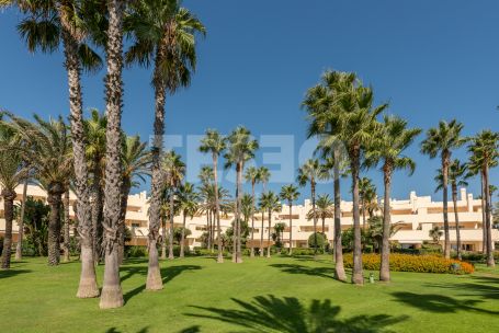 Luminoso ático situado en el exclusivo Bloque 10 del Puerto de Sotogrande en PRIMERA linea de playa.