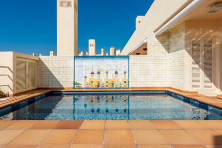 Luminoso ático situado en el exclusivo Bloque 10 del Puerto de Sotogrande en PRIMERA linea de playa.