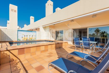 Luminoso ático situado en el exclusivo Bloque 10 del Puerto de Sotogrande en PRIMERA linea de playa.