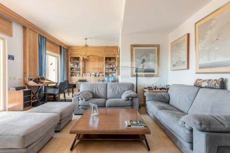 Luminoso ático situado en el exclusivo Bloque 10 del Puerto de Sotogrande en PRIMERA linea de playa.