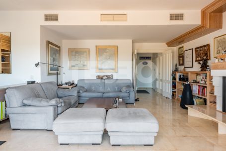 Luminoso ático situado en el exclusivo Bloque 10 del Puerto de Sotogrande en PRIMERA linea de playa.