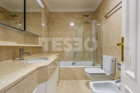 Luminoso ático situado en el exclusivo Bloque 10 del Puerto de Sotogrande en PRIMERA linea de playa.