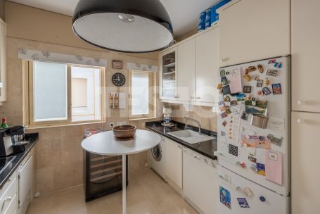 Luminoso ático situado en el exclusivo Bloque 10 del Puerto de Sotogrande en PRIMERA linea de playa.