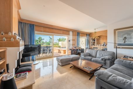 Luminoso ático situado en el exclusivo Bloque 10 del Puerto de Sotogrande en PRIMERA linea de playa.