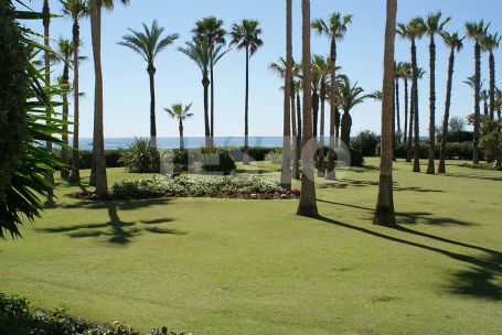 Luminoso ático situado en el exclusivo Bloque 10 del Puerto de Sotogrande en PRIMERA linea de playa.