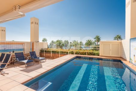 Luminoso ático situado en el exclusivo Bloque 10 del Puerto de Sotogrande en PRIMERA linea de playa.