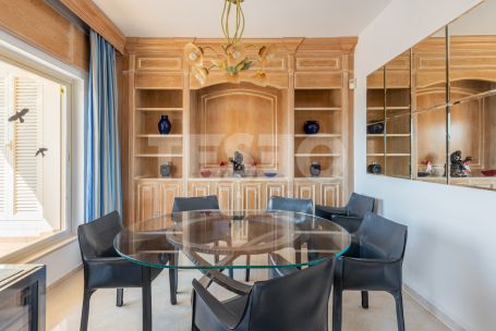 Luminoso ático situado en el exclusivo Bloque 10 del Puerto de Sotogrande en PRIMERA linea de playa.