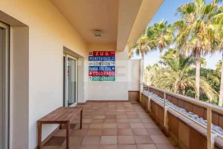 Luminoso ático situado en el exclusivo Bloque 10 del Puerto de Sotogrande en PRIMERA linea de playa.