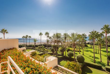 Luminoso ático situado en el exclusivo Bloque 10 del Puerto de Sotogrande en PRIMERA linea de playa.