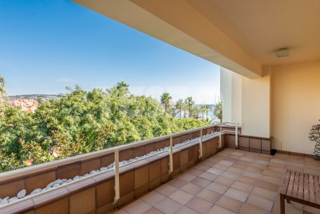 Luminoso ático situado en el exclusivo Bloque 10 del Puerto de Sotogrande en PRIMERA linea de playa.