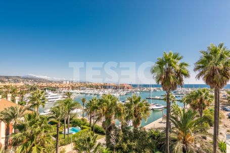Luminoso ático situado en el exclusivo Bloque 10 del Puerto de Sotogrande en PRIMERA linea de playa.