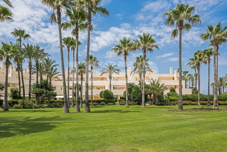 Luminoso ático situado en el exclusivo Bloque 10 del Puerto de Sotogrande en PRIMERA linea de playa.