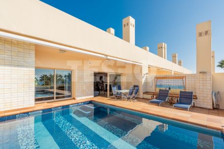 Luminoso ático situado en el exclusivo Bloque 10 del Puerto de Sotogrande en PRIMERA linea de playa.