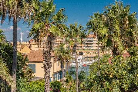 Luminoso ático situado en el exclusivo Bloque 10 del Puerto de Sotogrande en PRIMERA linea de playa.