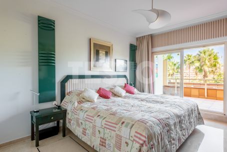 Luminoso ático situado en el exclusivo Bloque 10 del Puerto de Sotogrande en PRIMERA linea de playa.