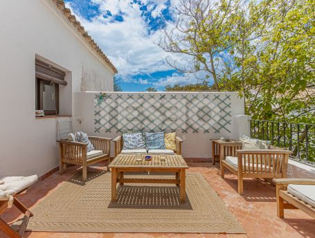 Apartment in Casas Cortijo recently renovated and very well furnished bordering the Valderrama Golf Club