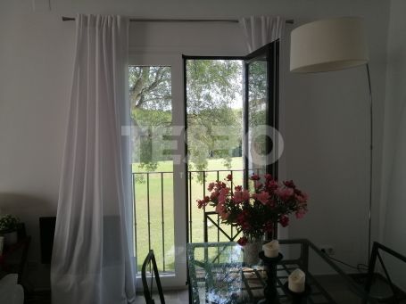 Apartment in Casas Cortijo recently renovated and very well furnished bordering the Valderrama Golf Club