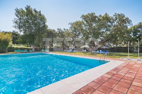 Apartment in Casas Cortijo recently renovated and very well furnished bordering the Valderrama Golf Club