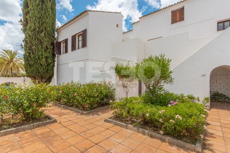 Apartment in Casas Cortijo recently renovated and very well furnished bordering the Valderrama Golf Club