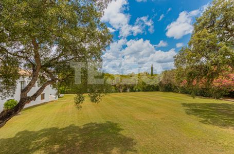 Apartment in Casas Cortijo recently renovated and very well furnished bordering the Valderrama Golf Club