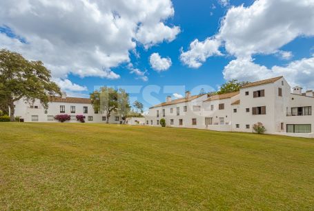 Apartment in Casas Cortijo recently renovated and very well furnished bordering the Valderrama Golf Club