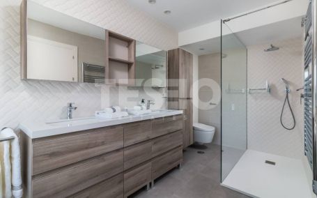 Spacious and Bright Duplex Penthouse recently Refurbished in the Heart of the MArina