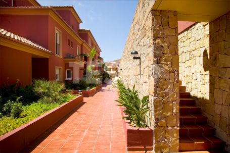 Large apartment with private garden in the complex La Mesana