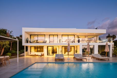 Villa en venta en Nueva Andalucia, Marbella