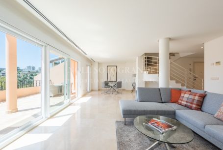 Zweistöckiges Penthouse zum Verkauf in Vista Real, Nueva Andalucia, Marbella