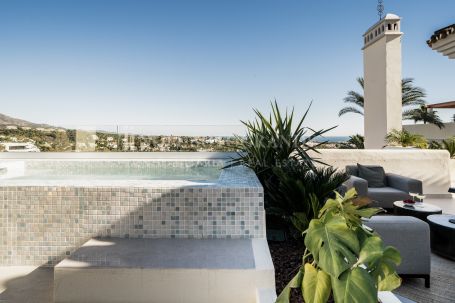 Zweistöckiges Penthouse zum Verkauf in Palacetes Los Belvederes, Nueva Andalucia, Marbella