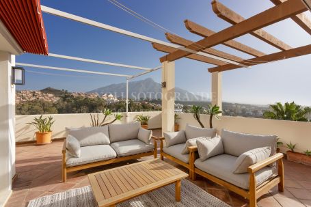 Zweistöckiges Penthouse zum Verkauf in Les Belvederes, Nueva Andalucia, Marbella