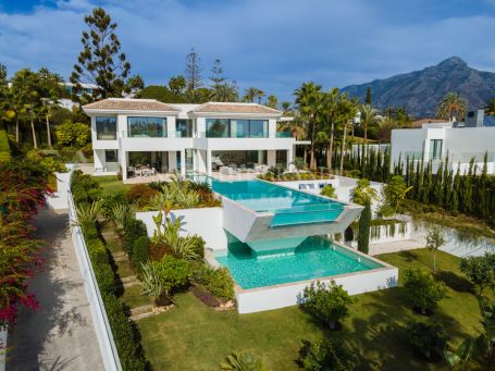 Villa en venta en La Cerquilla, Nueva Andalucia, Marbella