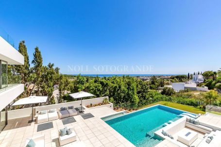 Villa for sale in El Paraiso, Estepona