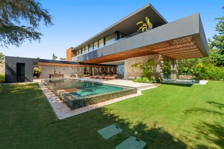 Villa for sale in Parcelas del Golf, Nueva Andalucia, Marbella