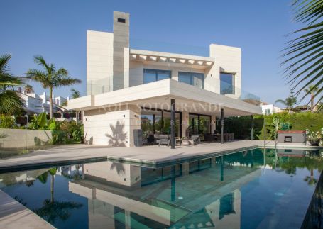 Villa zum Verkauf in Parcelas del Golf, Nueva Andalucia, Marbella