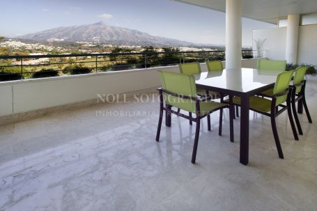 Apartamento en venta en La Corniche, Nueva Andalucia, Marbella