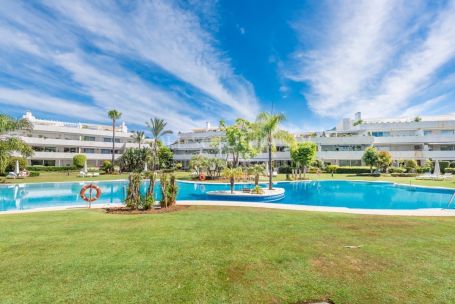 Apartamento en venta en Los Granados Golf, Nueva Andalucia, Marbella