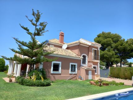 Fantástica Villa en la Nueva Milla de Oro en la zona del Paraíso de Estepona con vistas al mar