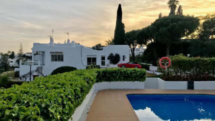 Espectacular casa adosada de esquina con magníficas vistas al golf, mar, lago y montaña en Nueva Andalucía