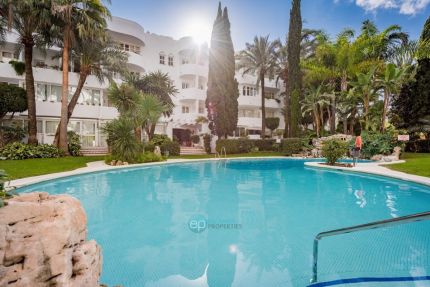 Beautiful south-facing ground floor apartment, fully renovated,in marbella Real.Golden Mile.