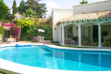 Preciosa villa situada en elegante, tranquila y segura Urbanización Paraiso Barronal, entre Puerto Banús y Estepona, solo al 200m de la playa