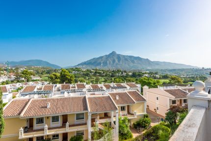 Great 2 bedroom duplex penthouse ideally located in Aloha Gardens, Nueva Andalucia.