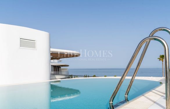 Penthouses luxe, nouveau complexe directement sur la plage, Estepona