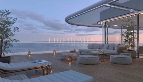 Luxury penthouse in a new beachfront complex, 5 minutes to Estepona