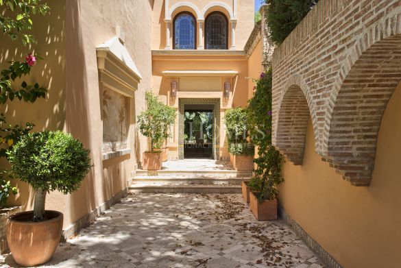 Villa con precioso jardín en Puente Romano, Milla de Oro de Marbella