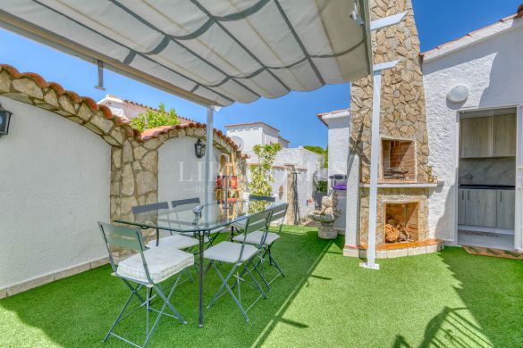 Дом с бассейном у моря в Монгри, Эмпуриабрава, Коста Брава