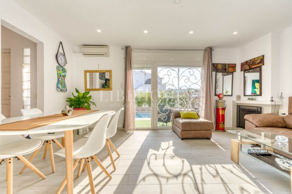 Дом с бассейном у моря в Монгри, Эмпуриабрава, Коста Брава