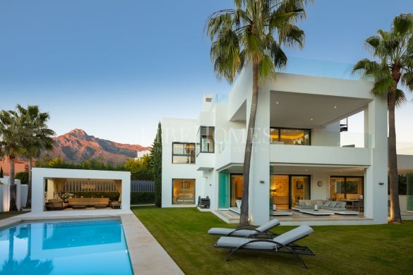New luxury villa in Altos de Puente Romano, Marbella Golden Mile